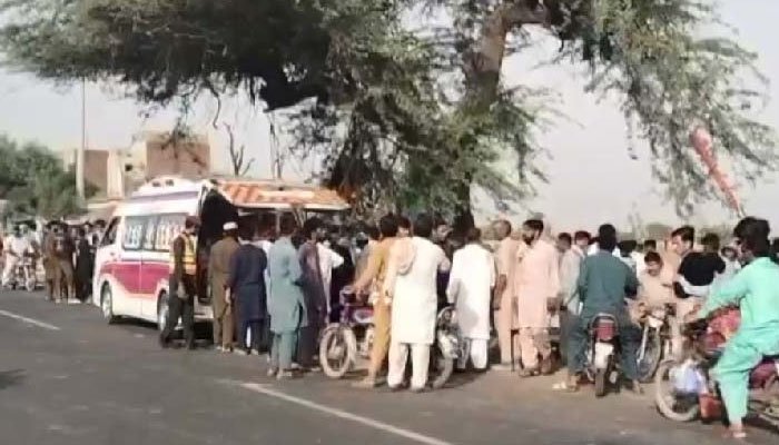 Passenger van crashes into tree in Sargodha, 3 died