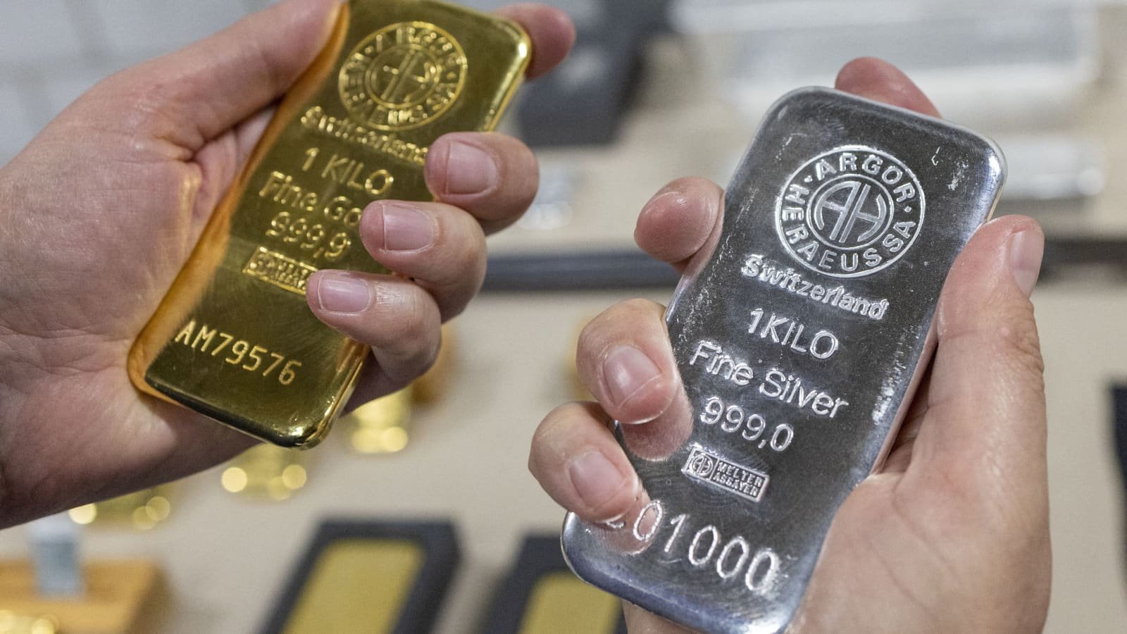 Gold Climbs, Silver Volatile Amid Global Stock Rout and CME Margin Hike